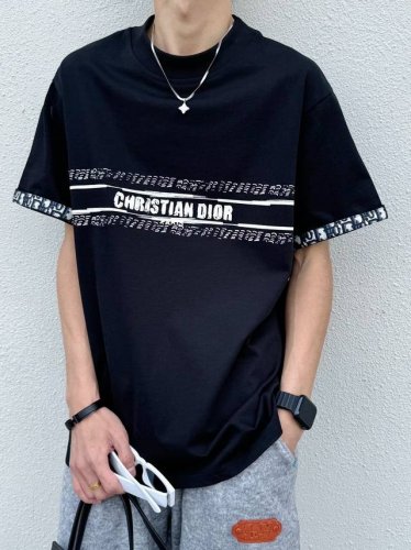 高品质 品名： 迪奥 Dior25Ss新款手绘涂鸦老花字母圆领宽松短袖男女同款短袖T恤 颜色：白色 黑色 尺码 M-L-Xl 肩宽 胸围 衣长 M 62 112
