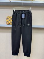 p260 Lv 2025新品爆款休闲裤，选用欧洲进口面料，柔软舒适有质感，原版五金配件，非常炫酷，细节处理精致，上身效果超级无敌赞，潮流百搭。尚选面料匠心而制