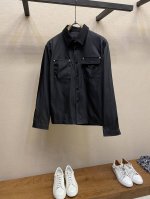 prada、2025新款男士休闲定制夹克外套。穿上简约干练的休闲外套，瞬间重回时髦霸气，又是活力满满的状态。史前最流行的小立领拉链设计，面料全部需要定制，奢华感