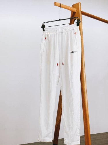 kiton 基督恩 2025Ss早春新品 渠道的精品狠货！！！ 今年最好看的休闲裤 闭眼入！ 客供定制面料打造 满足各种品质控 细节控 这样的分量与价值真的是需