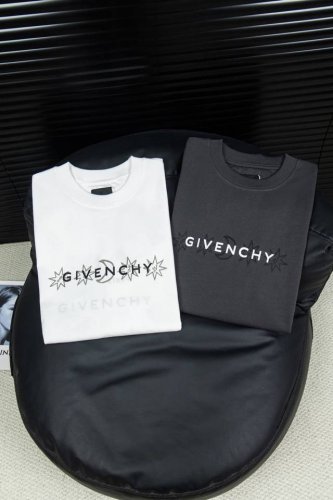 顶级版本-款号W31 Givenchy纪梵希 新款塔罗牌短袖T恤 被称为法国时装界的绅士的Givenchy的风格所在 1952年纪梵希这个品牌在法国正式诞生 它