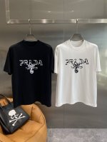 普家 pradat恤经典百搭，正面“prada”字样搭配独特图案，个性又时尚，瞬间脱颖而出 面料舒适亲肤，透气性良好。M-3Xl 隔天