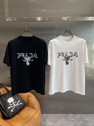 普家 pradat恤经典百搭，正面“prada”字样搭配独特图案，个性又时尚，瞬间脱颖而出 面料舒适亲肤，透气性良好。M-3Xl 隔天