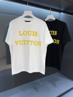 新品 2025Ssv登印花标识字母圆领Os短袖T恤 以品牌标志性的元素做为设计特色,时尚高雅魅力的单品. 进口意大利精仿棉面料,手感柔软细腻上身舒适透气,配备了