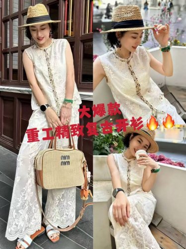 中式刺绣亮片马甲 以细腻蕾丝勾勒边缘 衣身布满精致花卉刺绣 还缀有闪亮元素增添华丽感 领口与门襟处装饰丰富 尽显优雅浪漫 散发着复古迷人气息 Smlxl