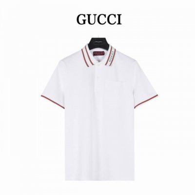 Gucci 古驰领口字母短袖polo衫 这款单品出自Gucci Lido系列，设计灵感源自意大利海岸的夏日风情和海滩俱乐部。这款弹力珠地棉polo衫以白色为基调