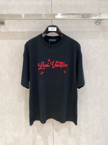 Louisvuitton 路易威登 2025春夏系列前后标识装饰男女同款棉质短袖T恤！毋庸置疑的潮流收割机, 满满的Bigger感！ 还是一如既往的高颜值款式,