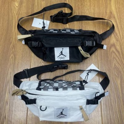 air Jordan Aj乔丹草写Logo户外运动休闲旅游多功能腰包胸包单肩包斜挎包 颜色：黑色 白色 尺寸：39X17X09 Cm 1811