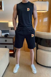 直 品牌 Dior迪奥 2025春夏季新品背心套装 经典简约款式 任何人都可以轻松驾驶 进口定制丝光棉面料 手软舒适有型 吸汗透气 胸前经典品牌字母Logo设计