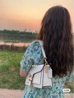 Coach 蔻驰Tabby酒神包 蔻驰Tabby酒神包，有多种配色，此款白色却是最经典百搭的，也是最火的一款。 奶白色荔枝皮压纹，温柔至极。复古方形设计，精致又