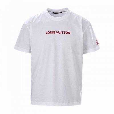 高版本 Louis Vuitton Lv 植绒字母短袖T恤 采用200G纯棉布料，通过静电植绒技术，将超细纤维紧密植入面料，打造出立体绒感表面。 品牌Logo重