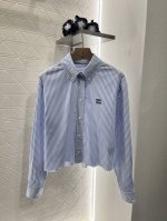 Miumi*2025新品上架 条纹衬衫蓬蓬半裙套装 定制Yb原生全棉材质 工艺处理 舒适挺括 短款长袖衬衫裁剪 轻松打造好比例 通体竖条纹装饰简约时尚 胸前字母