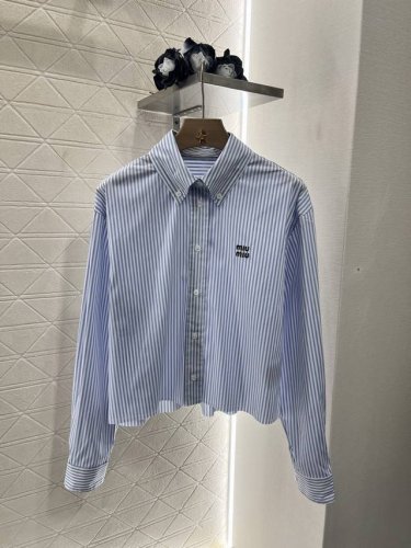 Miumi*2025新品上架 条纹衬衫蓬蓬半裙套装 定制Yb原生全棉材质 工艺处理 舒适挺括 短款长袖衬衫裁剪 轻松打造好比例 通体竖条纹装饰简约时尚 胸前字母