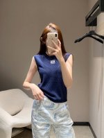 Loew* 25Ss春夏新款 图腾刺绣针织背心丨独家高版出品 定制天丝纱线织造 细腻肌理 柔软舒适 圆领针织背心裁剪 通体几何图形镂空处理 居中刺绣图腾图案 整