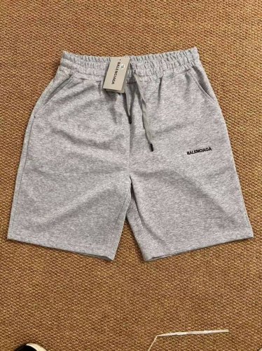 Balenciaga 巴黎世家夏季最新款基础灰色五分休闲短裤 采用重磅华棉面料，触感柔和、垂感强，穿着体验感好 4-5级水洗色牢度不易褪色 面料采用水洗印染工艺