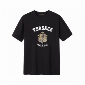 Versace 范思哲皇冠字母短袖T恤,简单的设计看起来特别大方 版型剪裁特别有讲究 上身很洋气显瘦内搭外穿都看高密针织圆领设计 平整简约 亲肤透爽 T恤面料的