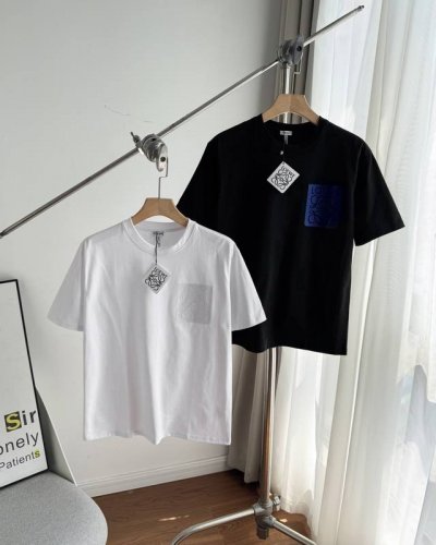 罗意威 Loewe 男女同款重工刺绣假口袋短袖户外运动透气宽松休闲时尚百搭纯棉T恤 想要展现与众不同的个性？这件罗意威25Ss短袖T恤就是你的时尚利器。纯棉材质