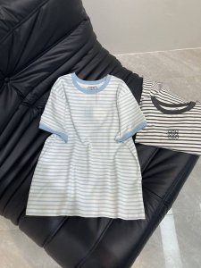 Loewe*25春夏新品撞色领条纹短袖T恤 定制Yb棉质 透气舒适 质感十足 常规版型T恤裁剪 精致刺绣凸显品牌格调 显瘦视觉效果 经典配色打造个性风格 充满创