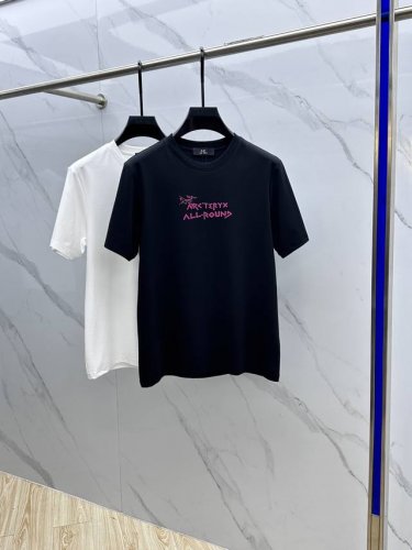 Arc*始祖鸟 2025春夏新品上市时尚经典圆领短袖时尚单品设计，更加时尚舒适，高标准定制，上身非常有型，胸前品牌Logo 客供辅料，客供进口高档面料质感非常细