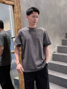Jf58070纪梵希短袖系列 季度：2025春夏 颜色：黑色 铁灰 白色 尺码: M-5Xl 版型：微阔版型 克重：230克重 潮棉平纹面料 成份：100%棉