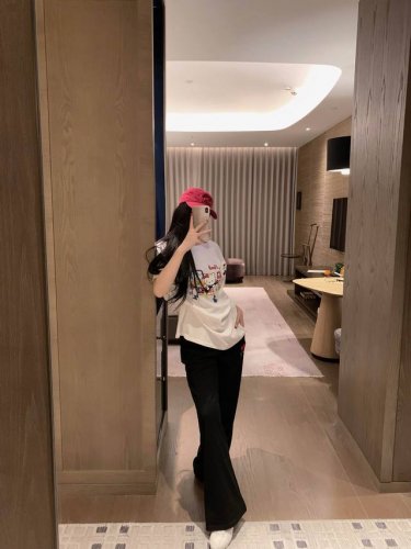 模特实拍已加入保护 货号 10831 乐队猫猫T配公仔 白色 粉色