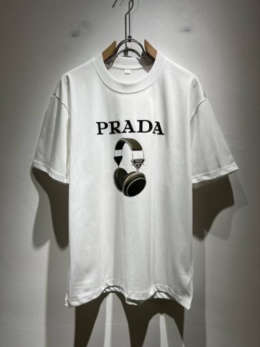 prad*A普*达2025春夏新款男女同款短袖T恤，最新款全网独家首上！！~既经典有时尚百搭，谁不爱啊，将经典再次展现，非常的耐看，自带低奢光环与辨识度！Pr*