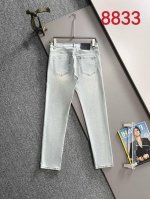 普拉达2025夏季修身牛仔裤长裤，采用进口客供日本Denim平纹棉质牛仔面料梭织生产，三标齐全，简约不失大气，柔软细腻舒适，上身百搭时尚8833 码数：28-3