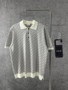 dior迪奥2025新款字母提花短袖针织短袖Polo衫 这款针织 Polo 衫饰以经典的 Oblique 印花。采用棉质提花面料精心制作，直筒剪裁，纽扣开合和罗