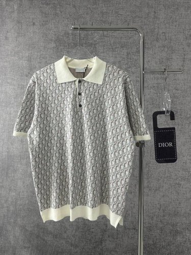 dior迪奥2025新款字母提花短袖针织短袖Polo衫 这款针织 Polo 衫饰以经典的 Oblique 印花。采用棉质提花面料精心制作，直筒剪裁，纽扣开合和罗
