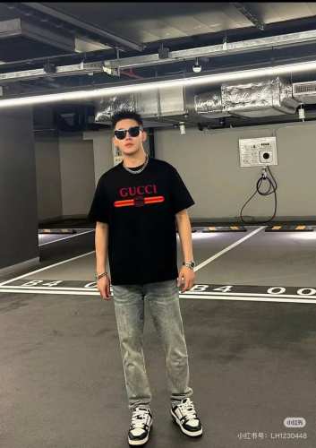 Gucci 古驰潮牌T.男女同款！ Ancora 红色标识圆领T恤，跟白色搭配高级得很！说实话 我自己是喜欢新设计师Sabato的实穿风格 跳脱了往届Gg 花草