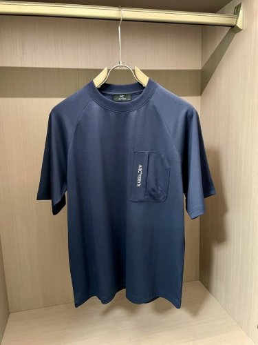 始祖鸟 Arc'teryx 2025春夏新品 简约而不失格调。三色经典，白色纯净，黑色沉稳，蓝色深邃。采用插肩袖设计，穿着舒适自在。胸口处品牌标识低调呈现，彰显