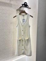 celin*2025新品上架 钩花针织背心裙 定制Yb羊毛纱线织造 柔软亲肤 舒适有型 有明显针织料质感更显份量 圆领针织背心裙剪裁 领口恰当露肤 美化头肩比例