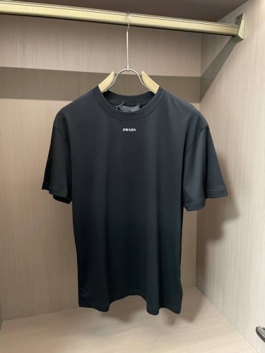 prad 官网同款 官网同款 官网同款 重磅推荐！2025Ss夏装新品 专柜在售 最新系列图案Logo短袖T恤 必须人手一件的节奏！进口顶极丝光面料，极为亲肤舒