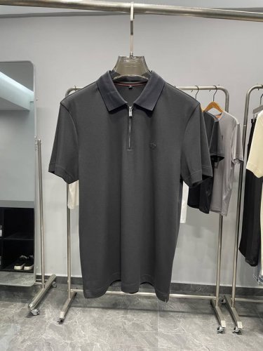 lss夏季出品新款男士高端商务休闲拉链翻领短袖！都市高端品质纯色系列，简洁时尚百搭休闲风格，后衣领唯美感十足的刺绣Lp家Logo标识！胸前精致高温压纹Lp字母L