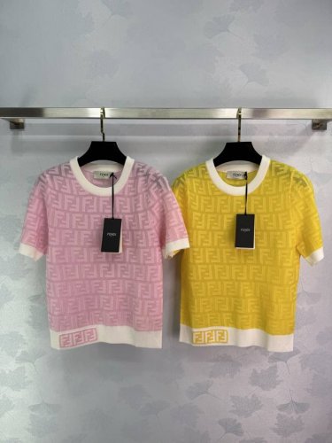 Fend* 2025春夏最新系列！圆领提花针织短袖！定制棉涤纱线织造 弹力舒适 圆领针织短袖剪裁 成衣以撞色螺纹包边收窄 设计保持统一调性 整体造型高级修身 大