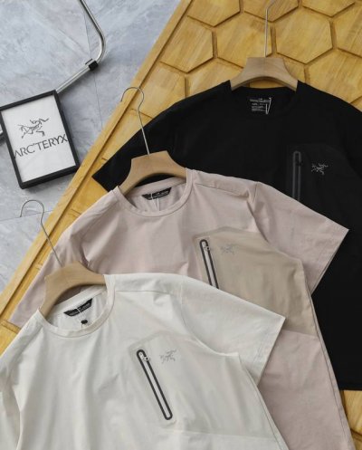 细节图 Arcteryx 始祖鸟新款户外休闲三色短袖 采用麻桑单面 面料 材质优势 麻纤维透气、吸湿快干、抗菌防霉， 免烫赋予面料挺括感和自然粗犷纹理。柔软亲肤
