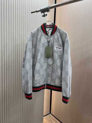 古奇 2025春季新款夹克外套 秀场新品品相非常完美 双面穿舒适保暖 三标齐全色泽饱满诱人 非常出彩的设计 轻松将时髦感进阶 做工极为考究严谨 走线工整细致 大
