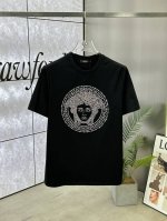 Versace 范思哲 ，25Ss春夏新品水晶钻圆领短袖T恤，正面缀饰有进口澳钻品牌标识设计，打造男士基本款单品，为男士衣橱注入新意。采用80支双股丝光棉面料制