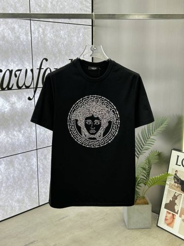 Versace 范思哲 ，25Ss春夏新品水晶钻圆领短袖T恤，正面缀饰有进口澳钻品牌标识设计，打造男士基本款单品，为男士衣橱注入新意。采用80支双股丝光棉面料制