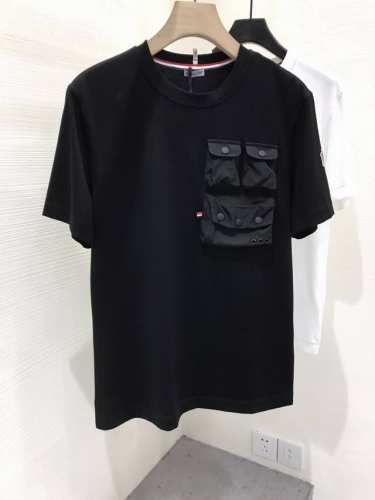 新品 -Mon家族男士时装款圆领短袖T恤，顶级贸易公司货，纯正血统品质，25年春夏新品，官方同步，明星级热卖单品！ 极符合M家美学基调的一款T恤，造型设计画风完