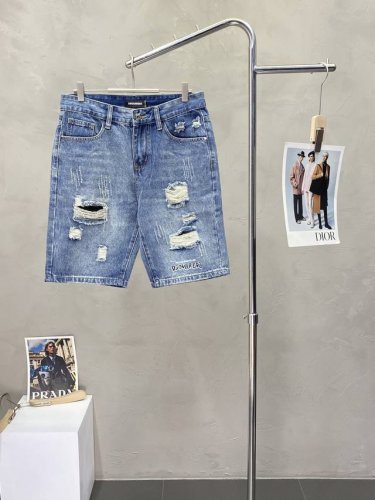 dsquared2第二次方独家专供新款 休闲牛仔短裤高端版本！专柜定制面料 透气舒适度高，细节无可挑剔，品牌元素设计理念，体现高品质。Logo图案，手感细腻柔软