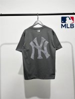 高品质！Mlb柜子新款后背洋基做旧老花短袖T恤！三标齐全，三联吊卡，原厂包装！通肩压条保证舒适性！高端品质2025Mlb Ny 做旧老花大Logo款 情侣圆领短