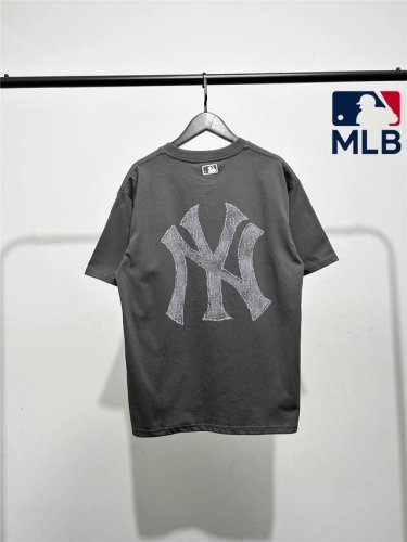 高品质！Mlb柜子新款后背洋基做旧老花短袖T恤！三标齐全，三联吊卡，原厂包装！通肩压条保证舒适性！高端品质2025Mlb Ny 做旧老花大Logo款 情侣圆领短
