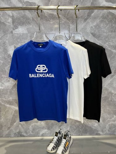 balenciaga巴黎世家 2025春夏最新款时尚圆领短袖T恤，丝光棉面料，上身凉爽，贴肤舒适，吸汗透气，耐看又好穿，Logo徽章定位印花，原厂工艺一丝不苟，