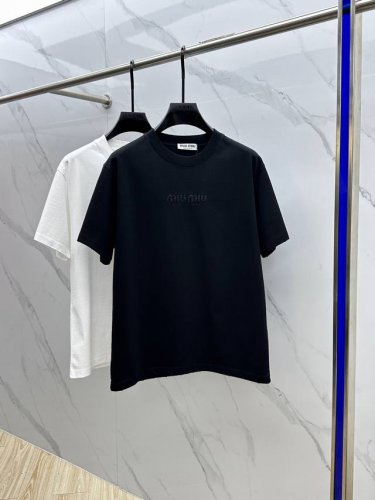 Miu Miu*缪缪 2025Fw春夏新品圆领打底外穿T恤，立体感Logo微阔半袖纯棉打底T恤，棉，手感面糯有骨感，柔而有韧性。工艺处理，韧性和抗皱性能得到大幅