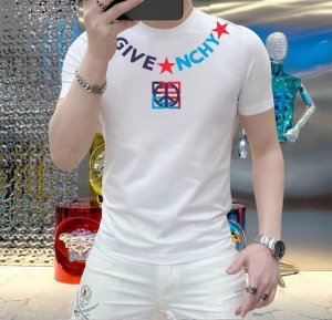 纪梵希 这个夏天，让肌肤感受极致的温柔与舒适！ 全新男士夏季圆领蚕丝棉短袖T恤，现已优雅登场！ 精选优质蚕丝棉，柔软透气，轻盈贴合，让你在炎炎夏日也能保持清爽自