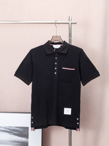 Thom Browne 经典口袋彩条短袖Polo衫 原版定制珠地面料，前胸开筒接边筒, 相比普通Polo衫，设计更加隐秘，筒底为扁机定织。后领为横机定做扁机领，