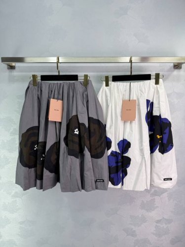 Miumi*25Ss春夏新款 高级感灰色花卉花苞半身裙丨独家高版出品！范儿的花苞短裙 选用府绸棉廓形双面立体面料打造，长度刚好不会拖地也不会太短 穿起来既优雅又