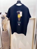 Size：S M L Xl 黑白两色 男女同款 芬迪 Fe*Di 短袖圆领T恤 重磅棉质材质。短袖圆领宽松T恤。白色纯棉材质。中央饰有带刺绣贴片的撞色Fendi