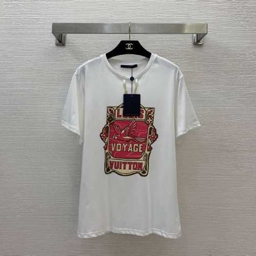 款号D25042472 Louis*驴家Lv新款 金色链条装饰字母Logo图案印花宽松时尚Pt恤P！白色， M码：肩宽45，胸围104，袖长20，衣长69